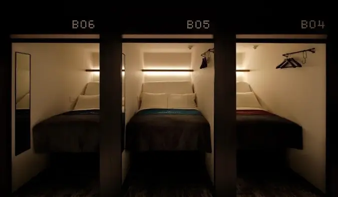 Des modules intelligents élevés en mode canapé à l'auberge Millennials Shibuya à Tokyo, au Japon