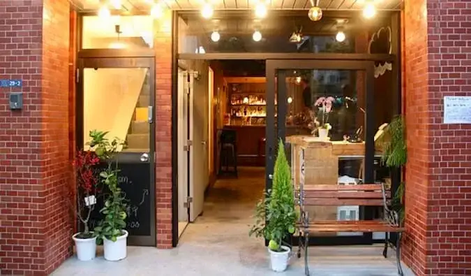 L'extérieur en brique de l'auberge Bedgasm à Tokyo, Japon