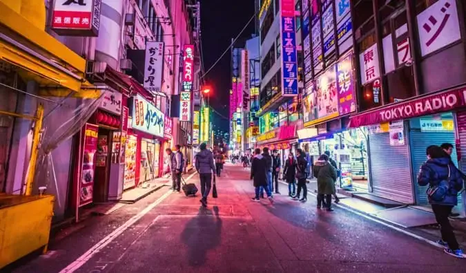 Une photo colorée des lumières vives de Tokyo, au Japon, la nuit