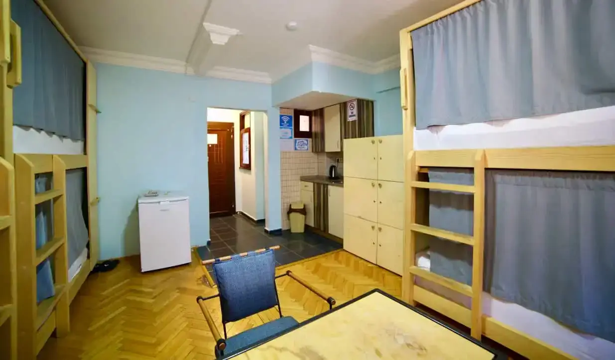 Interiören av Yolo Hostel i Istanbul, Turkiet, med trävåningssängar och gardiner i ett litet sovsal