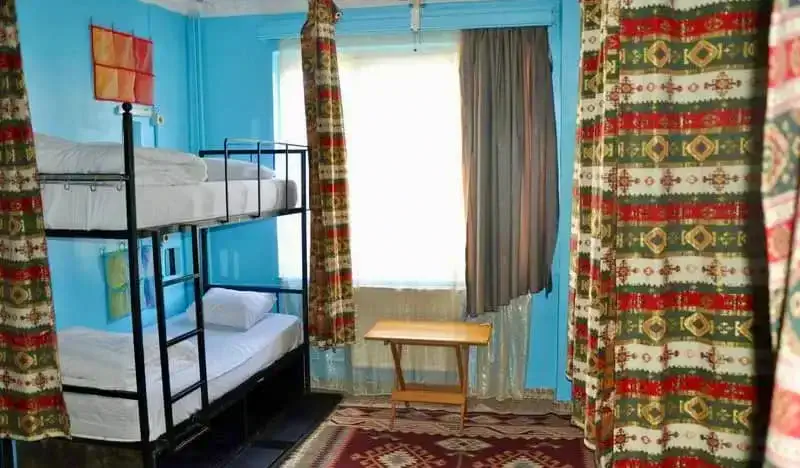 Interiören på Bahaus Hostel i Istanbul, Turkiet, med blå väggar i en mysig liten sovsal