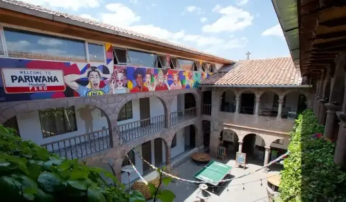 Vue sur la cour intérieure de style colonial de Pariwana, une auberge de jeunesse à Cusco, Pérou
