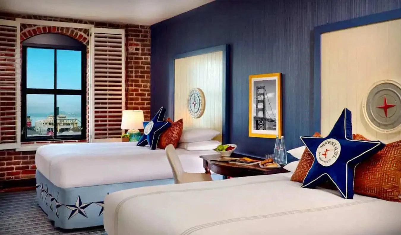 Une chambre d'hôtel lumineuse et colorée à l'hôtel Argonaut à San Francisco, États-Unis