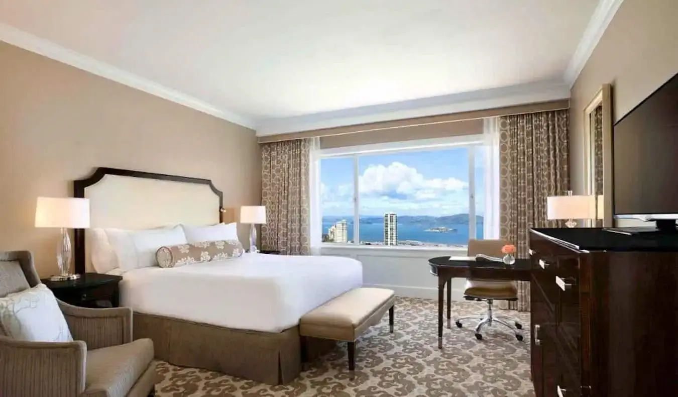 Une chambre spacieuse et aérée à l'hôtel Fairmont à San Francisco, États-Unis