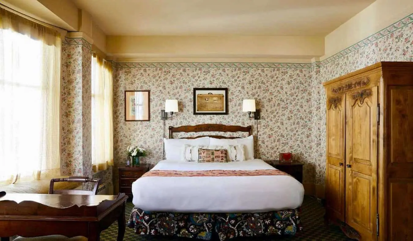Une chambre d'hôtes confortable dans le charmant hôtel Petite Auberge à San Francisco, États-Unis