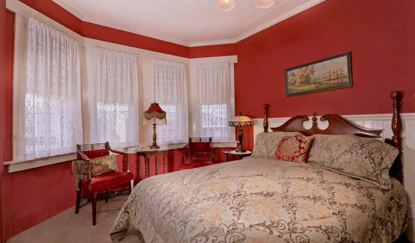 Une grande et élégante chambre d'hôtel à l'Inn San Francisco à San Francisco, États-Unis