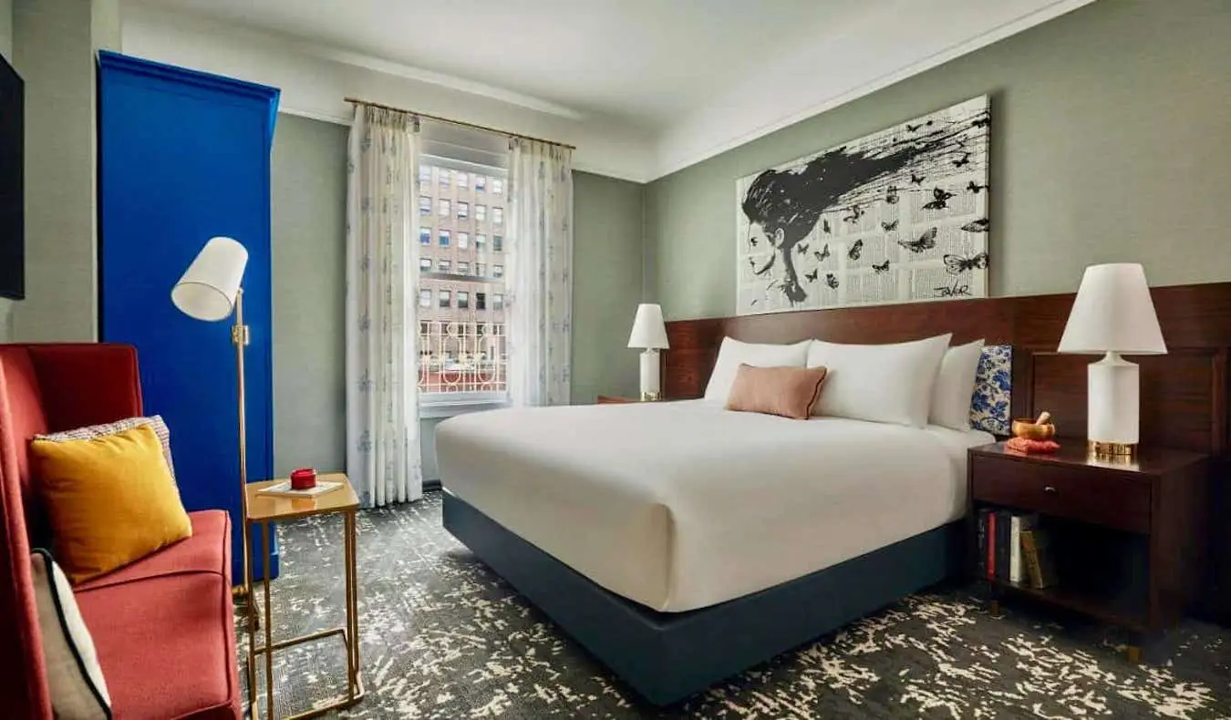Une chambre d'hôtel cool avec beaucoup d'art à l'hôtel Emblem à San Francisco, États-Unis
