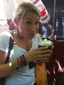 Arielle comendo comida