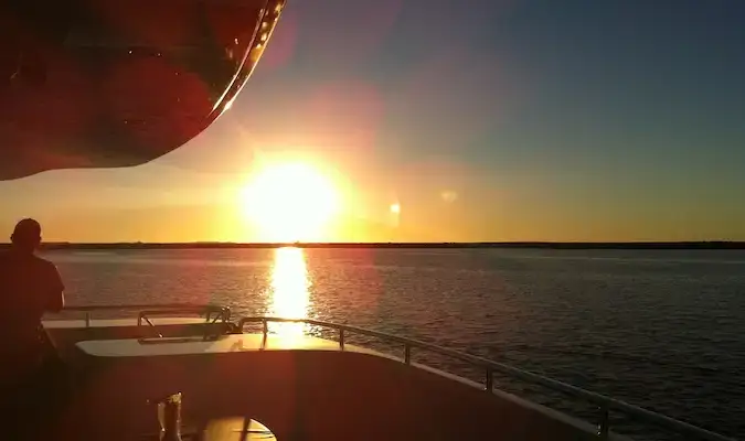 um iate durante o pôr do sol