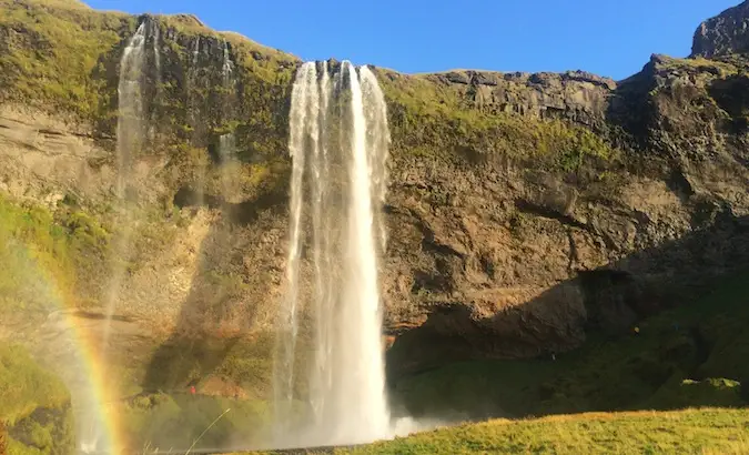 Priekinė Seljalandsfoss pusė su Islandijos vaivorykšte