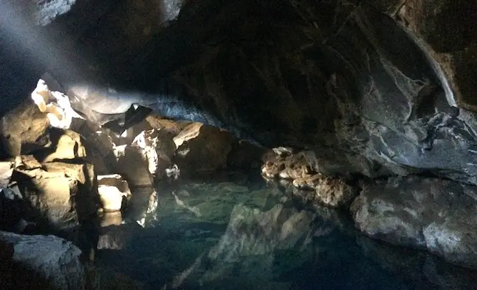 Šis vanduo urve yra pakankamai šiltas, kad būtų galima maudytis, ir anksčiau buvo viešasis Islandijos baseinas