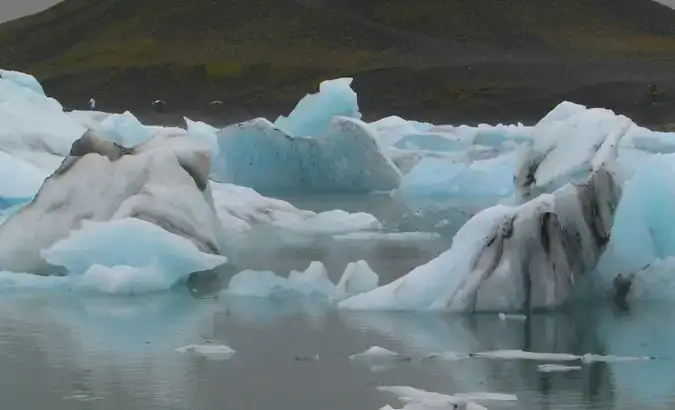 Jökulsárlón tekanti ledo lagūna Islandijos pietryčiuose