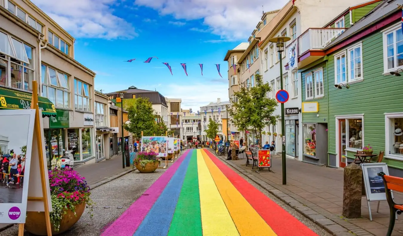 Jalan di pusat bandar Reykjavik dicat dengan warna pelangi