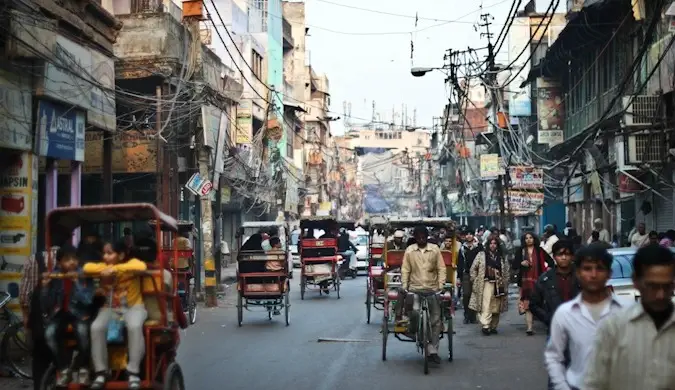 ভারতের ব্যস্ত রাস্তায় মানুষ আর রিকশা ভর্তি