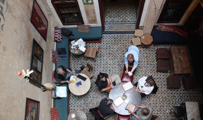 Les voyageurs boivent du thé au café Clock à Fès d'en haut