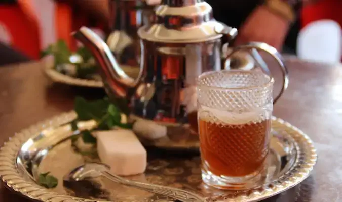 Service à thé marocain traditionnel de l'après-midi prêt