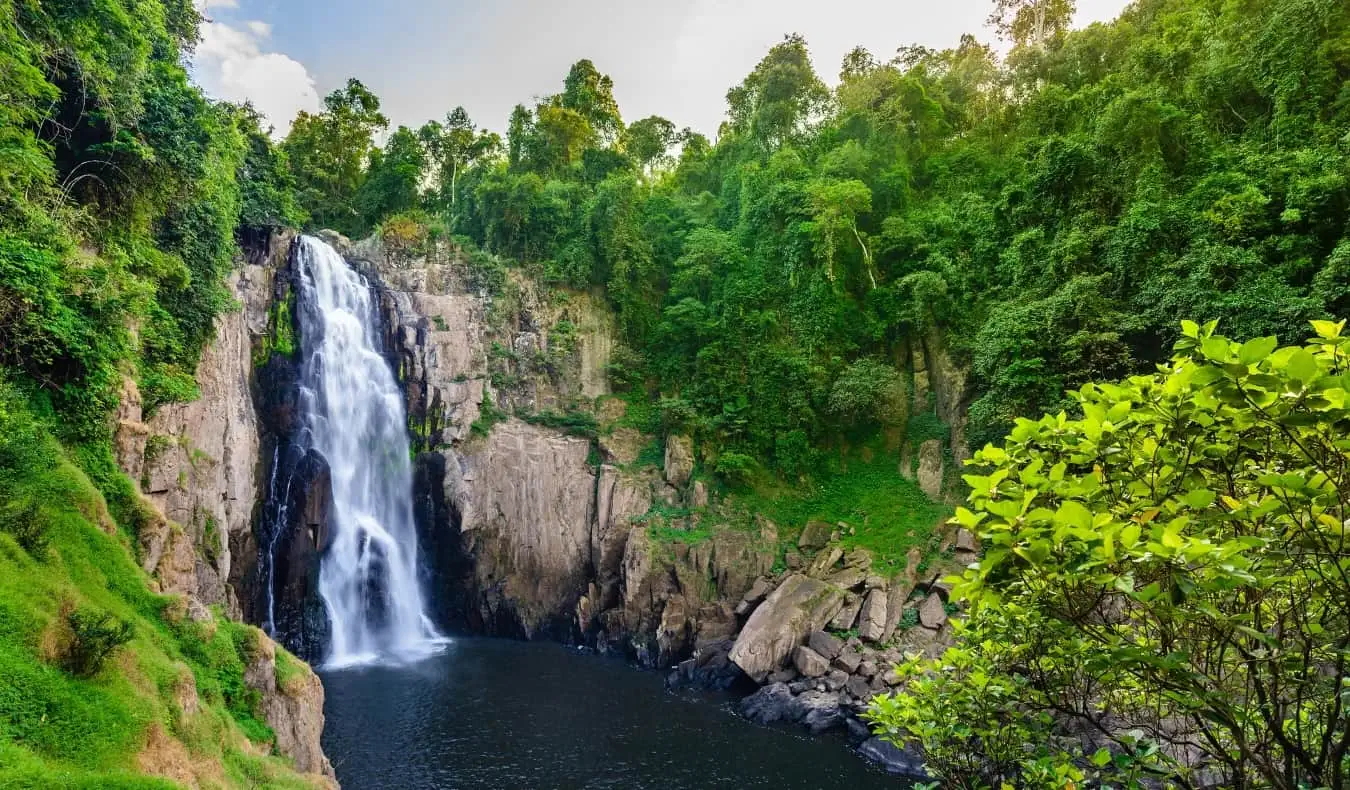 카오야이 국립공원(Khao Yai National Park)은 태국 이수아(Isua) 시골에 있는 폭포입니다.