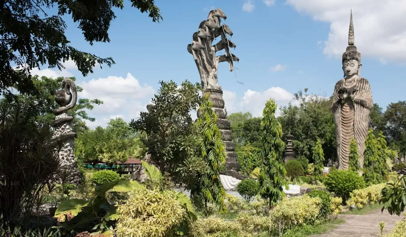 태국 이수아(Isua)의 농카이(Nong Khai)에 있는 거대한 나가(Naga) 동상
