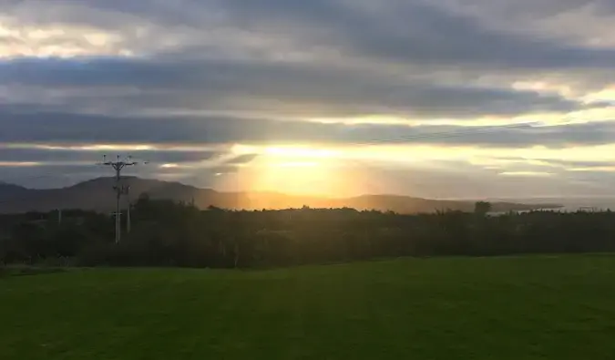 soare frumos care trece prin nori în islay