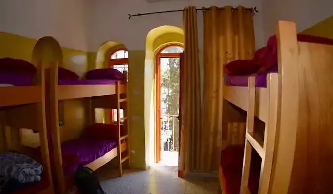 यरूशलेम, इज़राइल में पाम छात्रावास में एक साधारण छात्रावास का कमरा