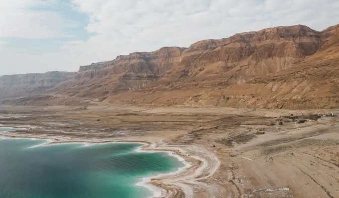 Le rivage de la Mer Morte en Israël