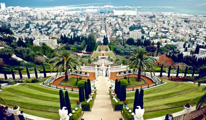 Les magnifiques jardins près de la côte à Haïfa, Israël