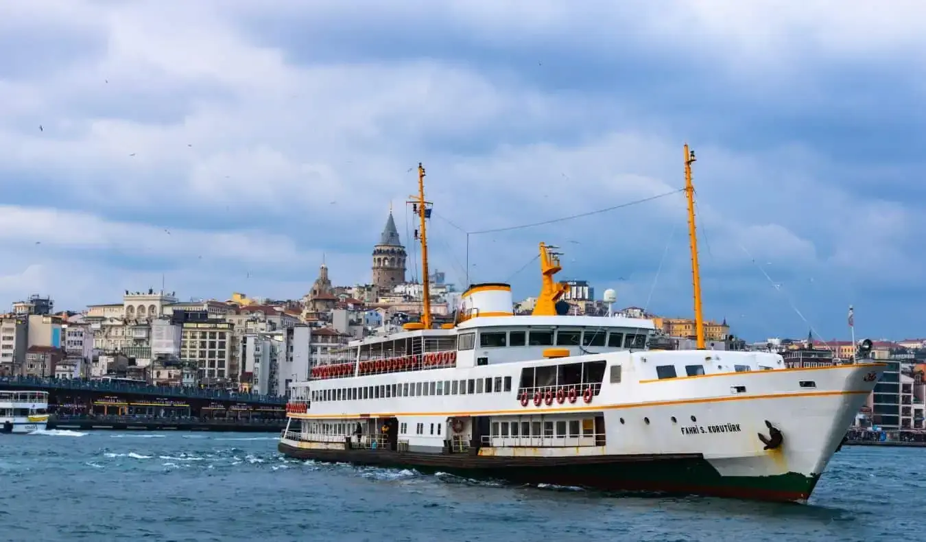 トルコのイスタンブールの埠頭から出港するフェリー
