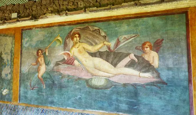 Des fresques colorées de Vénus dans la coquille à Pompéi, en Italie