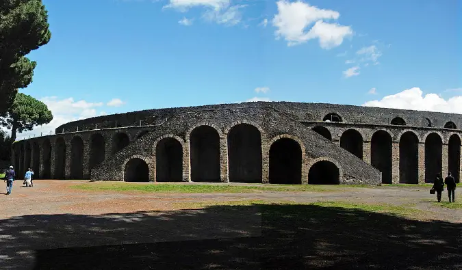 L'amphithéâtre de Pompéi vu d'en haut au printemps