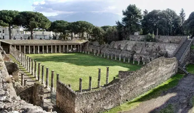Les anciennes ruines massives de la Palestre de Pompéi par une journée ensoleillée