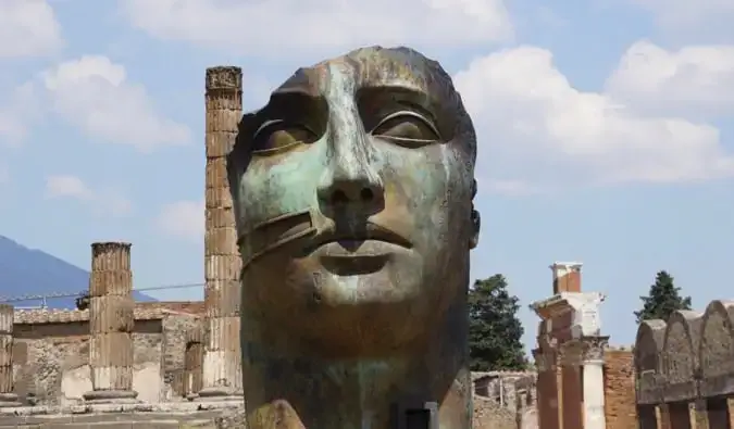 Les ruines d'une statue à Pompéi, Italie