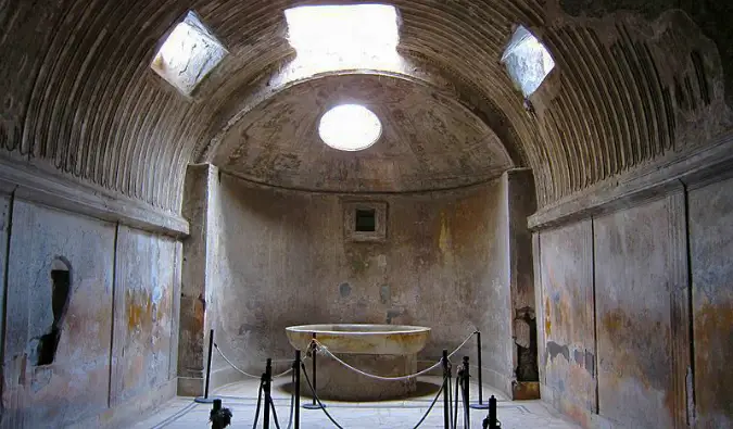 Les ruines des bains du forum à Pompéi, Italie