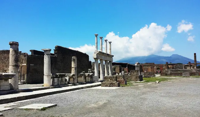 Les ruines antiques du forum de Pompéi par une journée ensoleillée