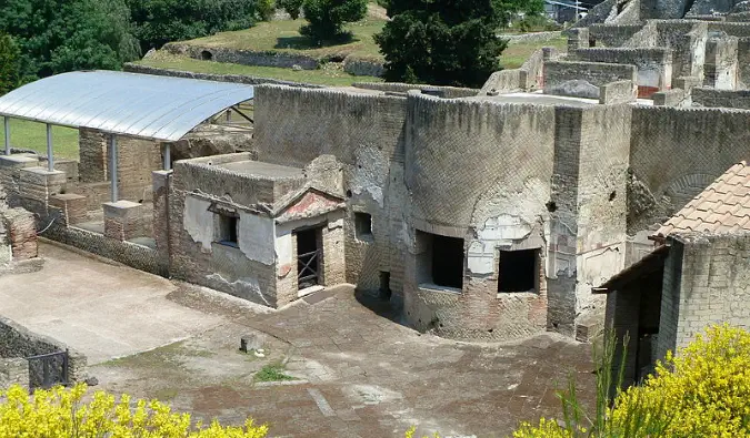 Ruines bien anciennes et bien conservées des bains Stabian à Pompéi, Italie