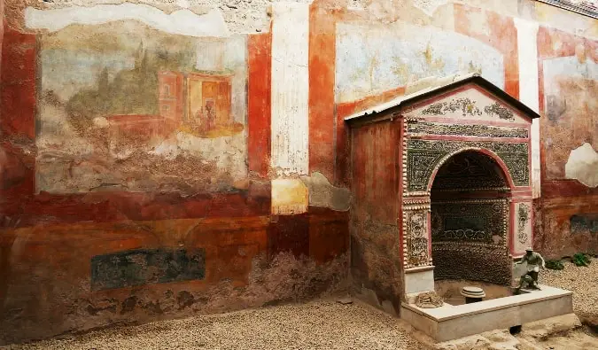 La petite entrée d'une ancienne maison à Pompéi, Italie