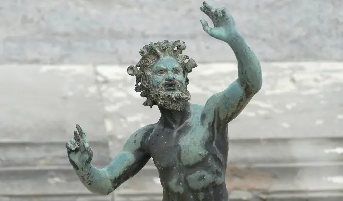 Une statue à l'extérieur de la plus grande maison de Pompéi, en Italie