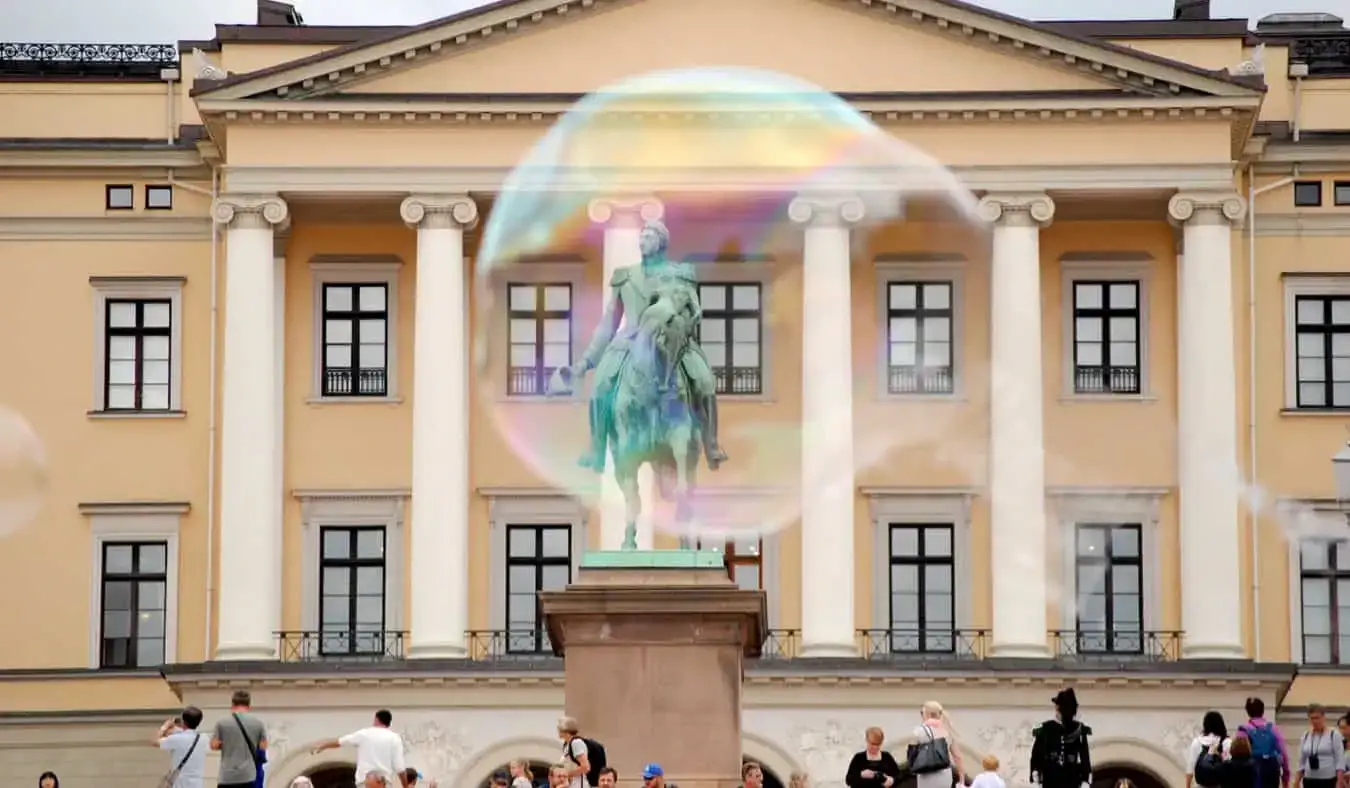 Le persone si sono radunate davanti al Palazzo Reale di Oslo, in Norvegia