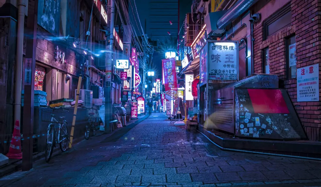 Prázdna ulica so žiariacimi svetlami v Tokiu v Japonsku