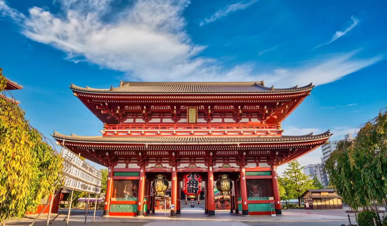 Le temple Asakusa, populaire et coloré, dans la ville animée de Tokyo, au Japon