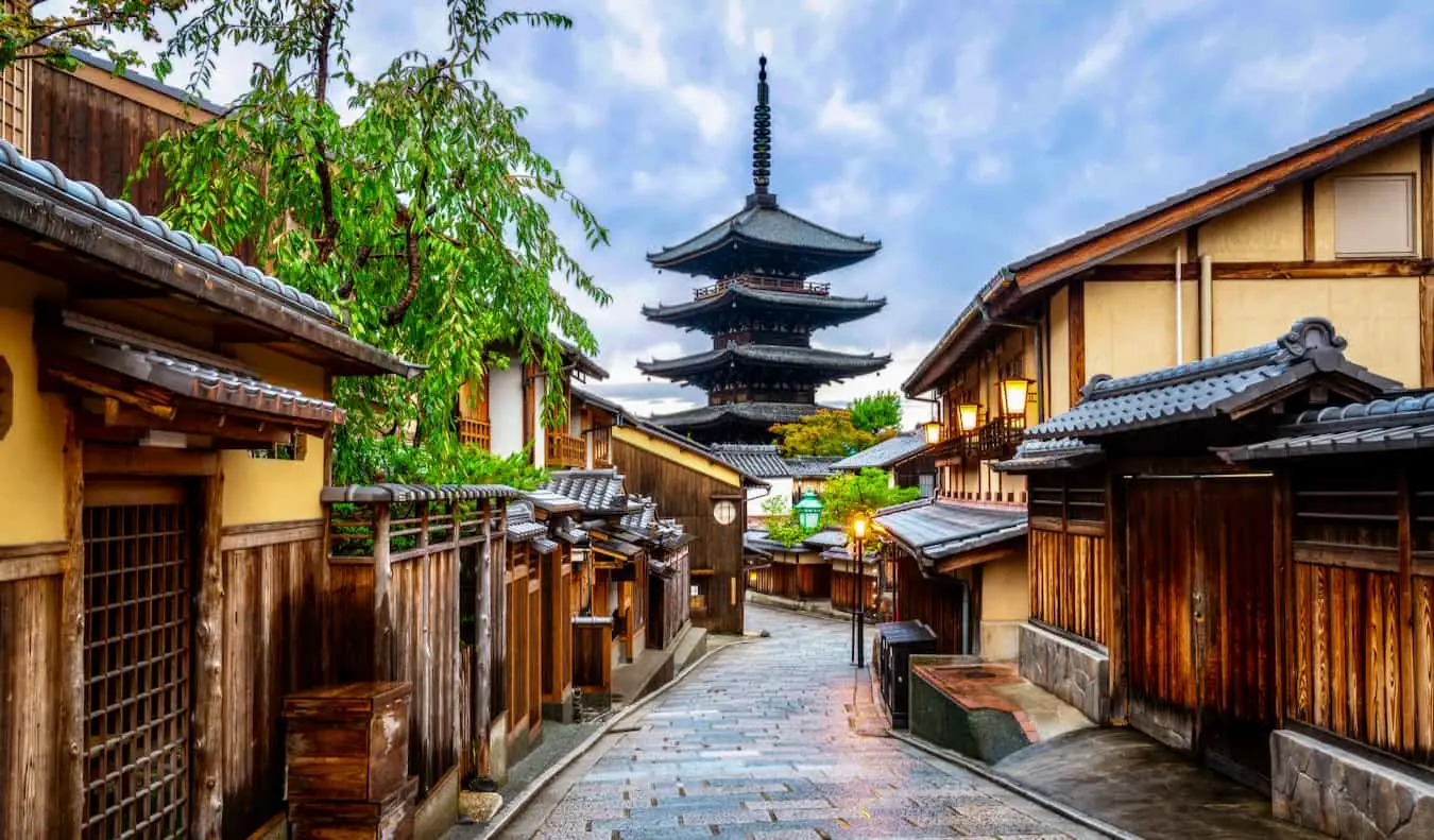 Une rue étroite et sinueuse dans la ville historique de Kyoto, au Japon