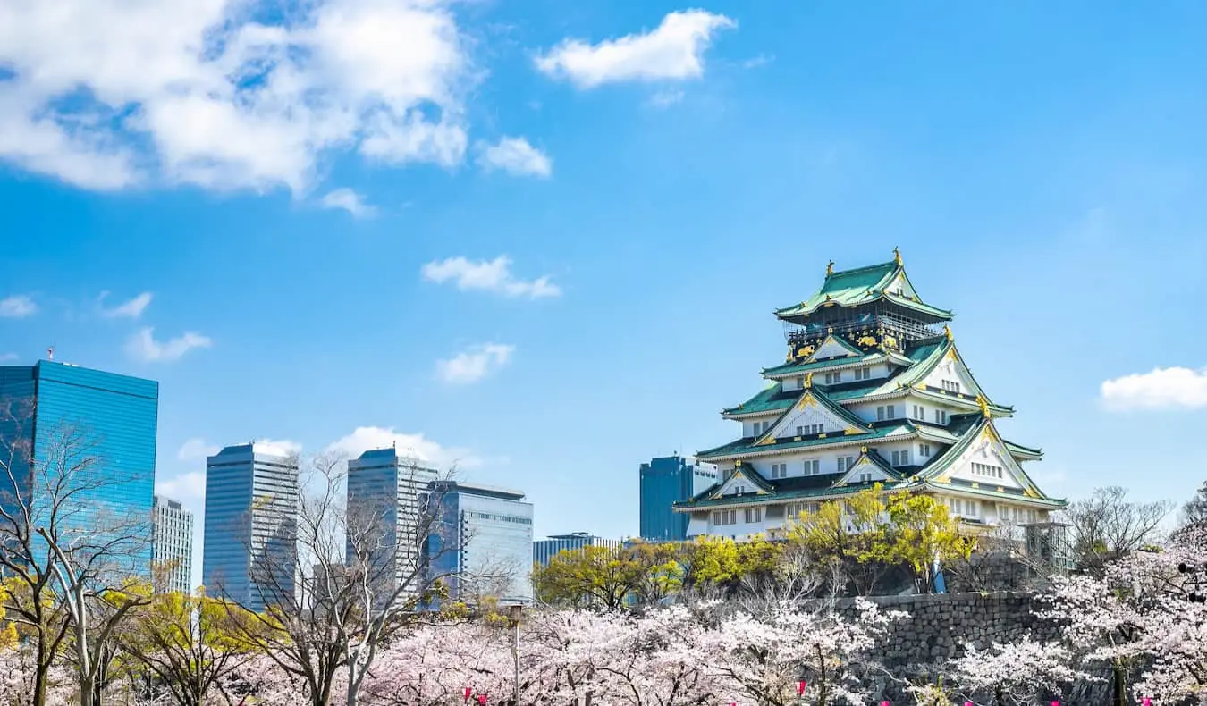 le château historique d'Osaka à Osaka au Japon dominant la ville lors d'une journée d'été ensoleillée