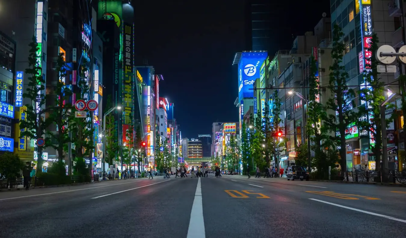 Les lumières floues d’une route vide au Japon la nuit