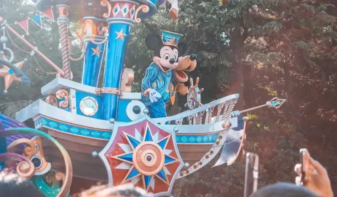 Mickey Mouse dans un appartement lors d'un défilé à Disneyland à Tokyo, Japon