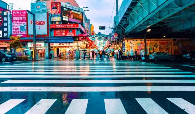 L'une des nombreuses intersections très fréquentées d'Asakusa, Tokyo, Japon alors qu'il pleut
