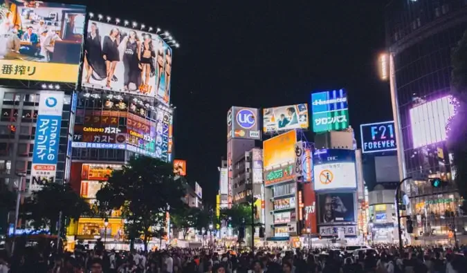 L'intersection animée de Shibuya à Tokyo, au Japon, la nuit