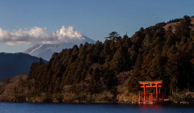 La vue du Mont Fuji depuis Hakone, avec une porte torii au premier plan