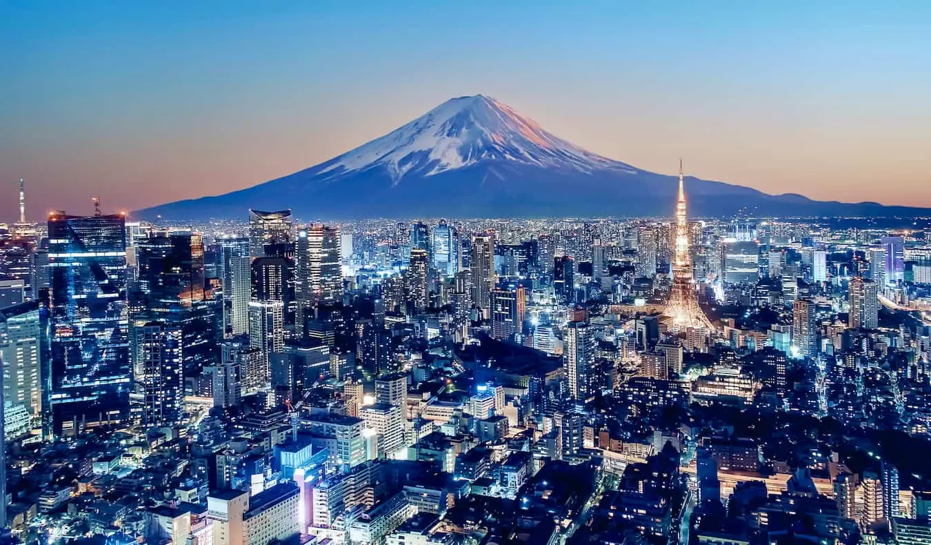 Une vue sur Tokyo, au Japon, la nuit, avec le Mont Fuji en arrière-plan
