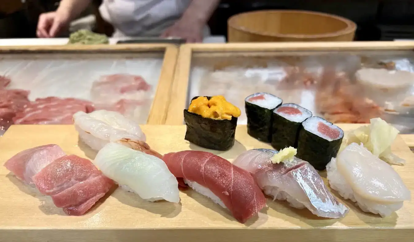 Délicieux sushis frais dans un petit restaurant à Tokyo, Japon