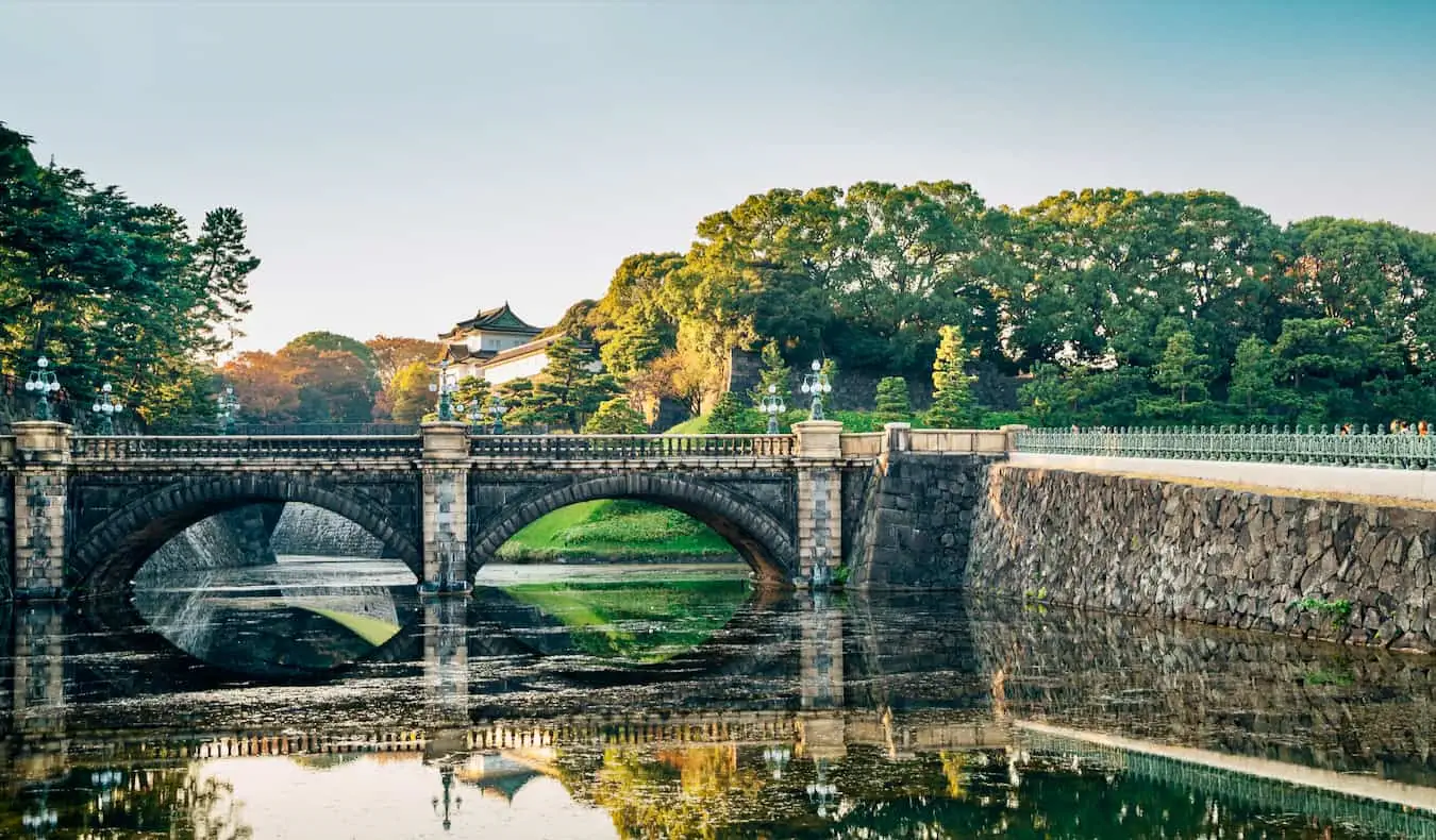 un jardin paisible près du Palais Impérial dans la belle ville de Tokyo, au Japon