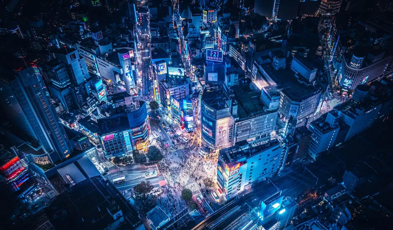 les rues animées de Tokyo la nuit au très animé Shibuya Crossing